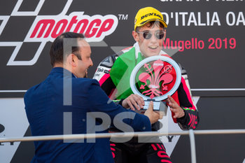 2019-06-02 - Tony Arbolino VNE Snipers sul podio della Moto3 - GRAND PRIX OF ITALY 2019 - MUGELLO - PODIO MOTO3 - MOTOGP - MOTORS